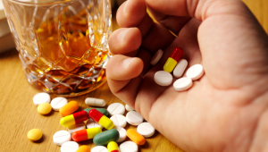 Фото: Алкоголь и лекарства: антибиотики, контрацептивы, снотворное.
