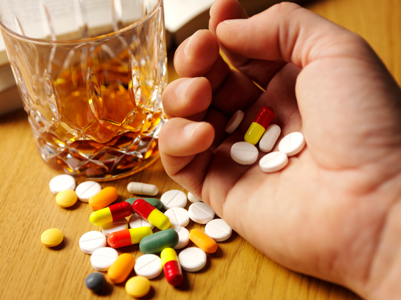 Фото: Алкоголь и лекарства: антибиотики, контрацептивы, снотворное.