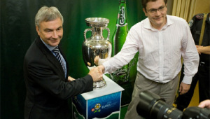 Фото: Carlsberg Group презентовал в Украине главный трофей Чемпионата УЕФА ЕВРО 2012™