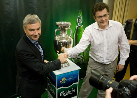 Фото: Carlsberg Group презентовал в Украине главный трофей Чемпионата УЕФА ЕВРО 2012™