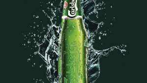 Фото: Бутылка пива «Carlsberg».
