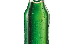 Фото: Пиво «Carlsberg» оформили под футбольный газон.