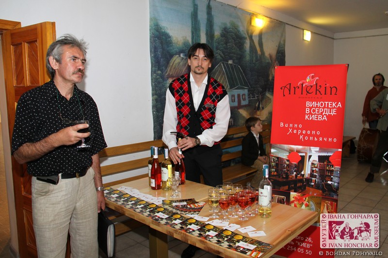 Фото: Винотека «Арлекин» выступила партнером в организации выставки «Українська формула/Колір».