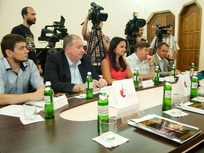 Фото: 3 июня 2012 года в Киеве состоялся круглый стол на тему: «ART WINE 2012 — новый импульс развитию виноделия и винного туризма Украины»