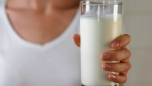 Фото: Девушка со стаканом молока.