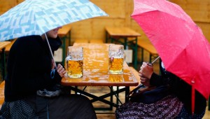 Фото: Под дождем за традиционной пивной литрушкой.