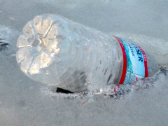 Фото: Пластиковая бутылка во льду.