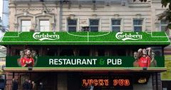 Фото: Терраса «Lucky Pub», оформленная вместе с пивом «Carlsberg».