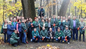 Фото: Працівники «Львівської пивоварні» прибрали парк імені Івана Франка .
