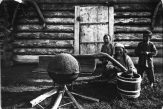 Фото: Приготовление молочной водки (Бурятия, 1908 год).