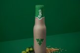 Фото: Carlsberg Group представила дизайн новой биоразлагаемой бутылки из древесного волокна.