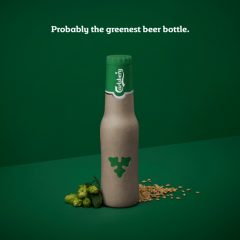 Фото: Carlsberg Group представила дизайн новой биоразлагаемой бутылки из древесного волокна.
