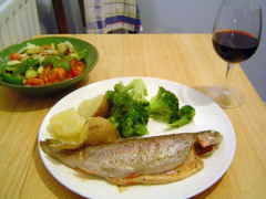 Фото: рыба и красное вино