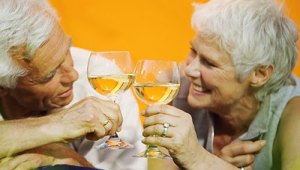 Фото: пожилая пара пьет вино
