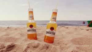 Фото: Алкогольные коктейли на пляже.