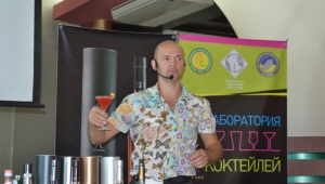 Фото: «Неразрываемый бармен» Ярослав Панов на мастер-классе в Днепропетровске