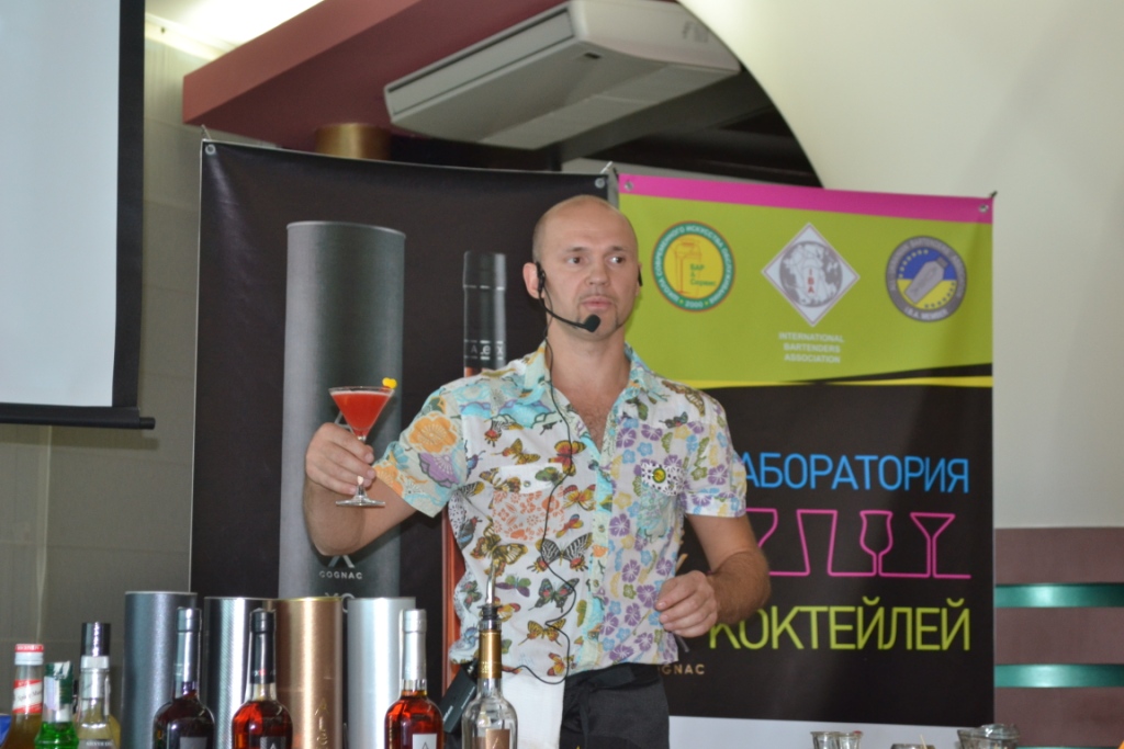 Фото: «Неразрываемый бармен» Ярослав Панов на мастер-классе в Днепропетровске