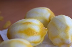 Фото: Важный момент - для приготовления «Лимончелло» нужно срезать только верхний, желтый слой лимонной кожуры.
