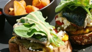 Фото: Бутерброд с рыбой и овощами — лучший способ от похмелья.