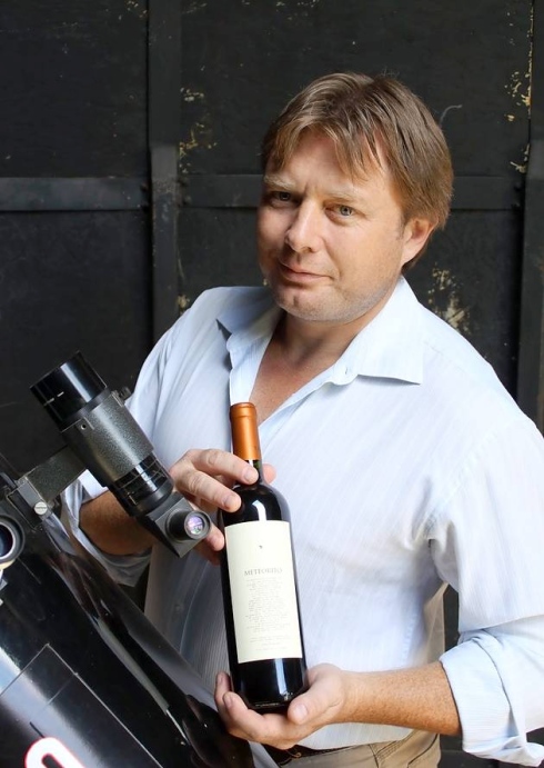 Фото: Ян Хатчеон (Ian Hutcheon) со своим вином «Meteorito».
