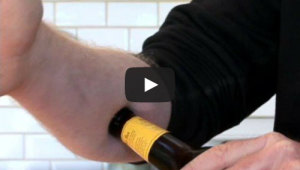 Фото: Как открыть пиво голыми руками.