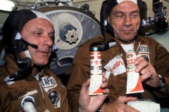 Фото: С Днем космонавтики! Томас Стаффорд и Дональд Слейтон, «Союз-Апполон», 1975
