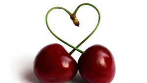 Фото: Две вишни в форме сердца.