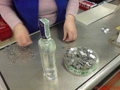 Фото: Сколько нужно монеток, чтобы купить бутылку водки?