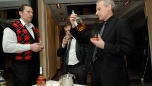 Фото: Cерьезные мужчины предпочитают виски.