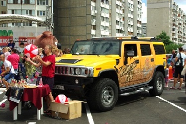 Фото: «БАЯДЕРА» подарила киевлянам праздник в день открытия 100-го магазина «ЭКО-маркет».