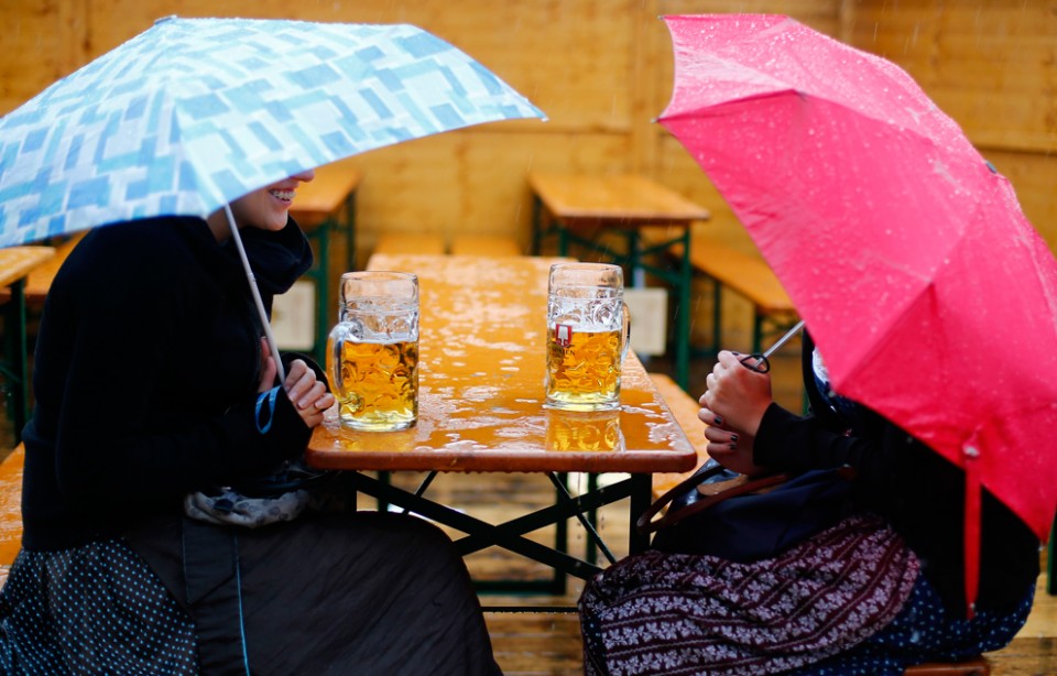 Фото: Под дождем за традиционной пивной литрушкой.