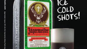 Фото: Бутылка и фирменная стопка ликера «Jägermeister».