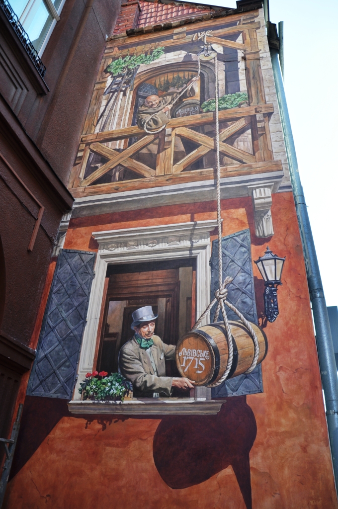 Фото: «Львівське» представило настенную живопись в центре Львова.