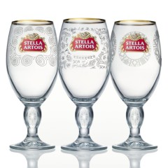 Фото: Уникальные бокалы «Stella Artois» с образцами традиционных орнаментов ручной работы.