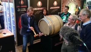 Фото: Торжественное открытие церемониальной бочки по случаю 10-летнего юбилея пивоварни «Jacobsen».